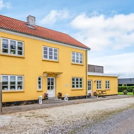 12 Person In Feriehus Børkop